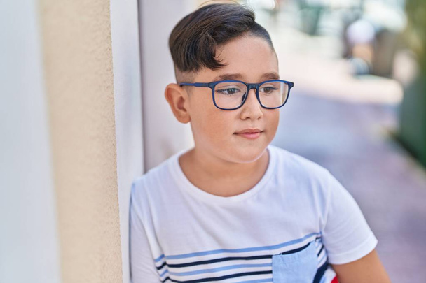 Suloinen latino poika hymyilee luottavainen etsivät sivuun kadulla - Valokuva, kuva