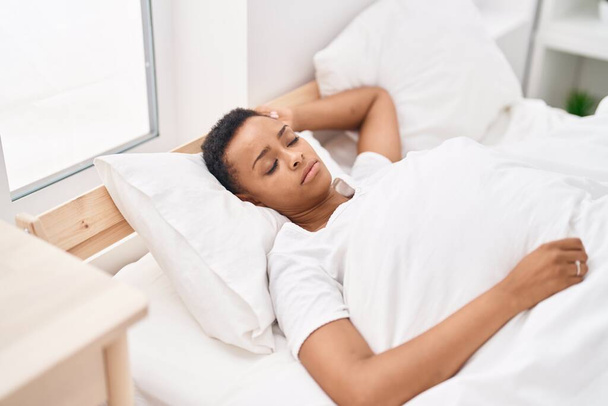 Afrikai amerikai nő fekszik az ágyon alszik a hálószobában - Fotó, kép