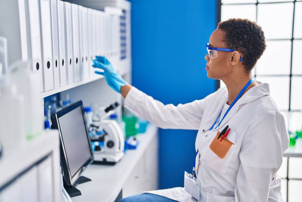 African american woman scientist standing at laboratory - Foto, Imagem