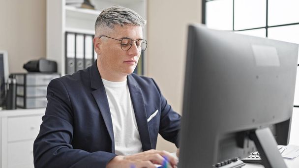 若い白人男性ビジネスワーカー オフィスで働くコンピュータを使用して - 写真・画像