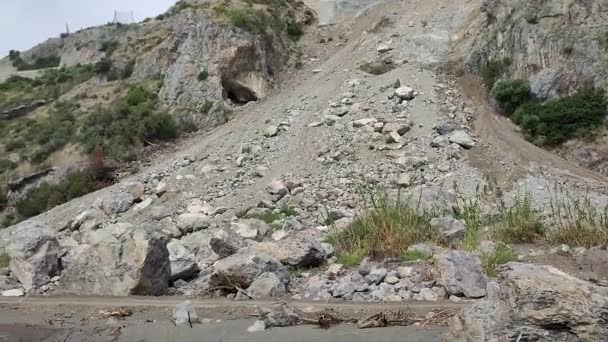 Maratea, Basilikata, Italien - 23. September 2023: Erdrutsch des felsigen Bergrückens des Monte Serra ereignete sich am 30. September 2022 in Castrocucco di Maratea - Filmmaterial, Video
