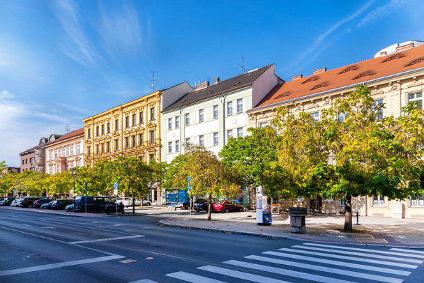 Gyönyörű homlokzatok a Pilsen-i Színház közelében, Csehország. - Fotó, kép