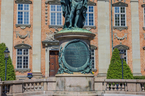 Lähikuva tiedotuspisteen alla historiallinen patsas Gustavo Erici edessä Riddarhuset (House of Nobility) Tukholmassa, Ruotsi.  - Valokuva, kuva
