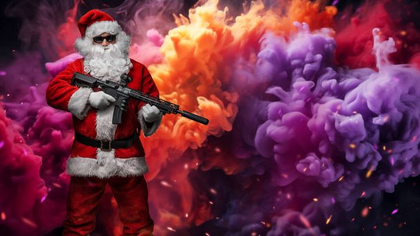 Ein als Weihnachtsmann verkleideter Mann posiert mit einem Maschinengewehr vor dem Hintergrund des hellen, bunten Rauchs einer Rauchgranate, in der Luft fliegen bunte Funken. - Foto, Bild
