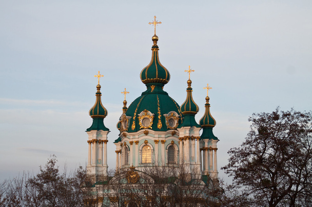 Iglesia ortodoxa en otoño Kiev
 - Foto, imagen