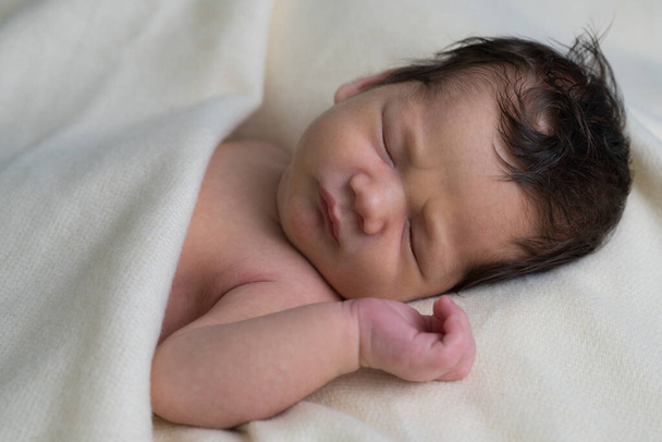 Bebé recién nacido en los primeros días de vida. Lindo bebé recién nacido - Foto, Imagen