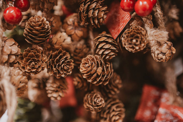 hermosas decoraciones de Navidad marrón conos de pino pequeño - Foto, Imagen