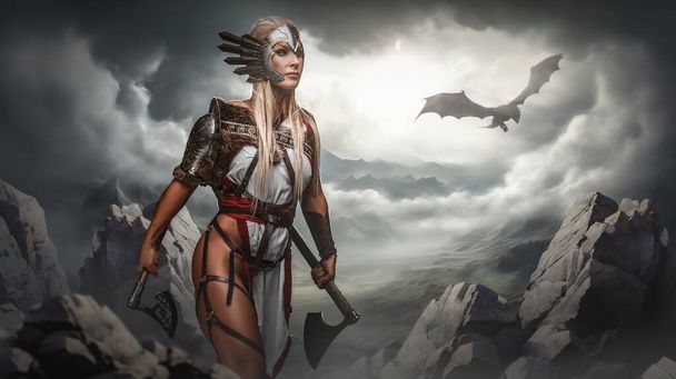 Egy erős női harcos csatabárdot tart, harcra készen, mögötte sárkánnyal az égen, és ködbe borított hegyekkel. - Fotó, kép