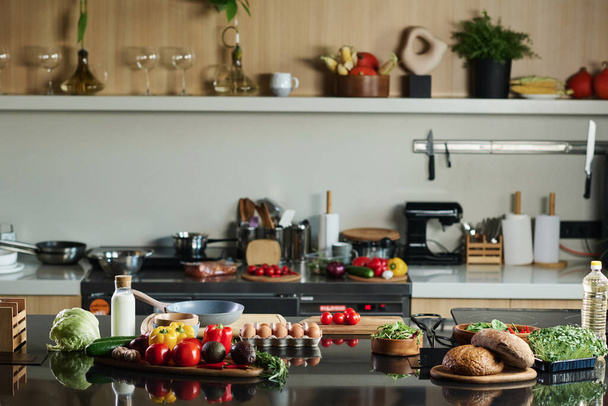 Средний снимок кухни с едой и оборудованием на прилавке и заднем плане, пространство для копирования - Фото, изображение