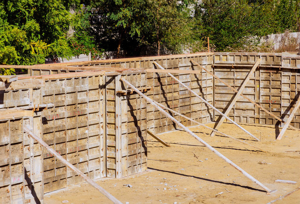 Bekistingen worden gemonteerd klaar om beton te gieten voor de bouw van huis stichting - Foto, afbeelding