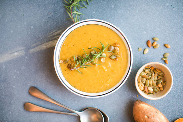 Vegetáriánus őszi tökkrém leves magokkal. Tányérok sütőtök leves pürével. Őszi menü. - Fotó, kép