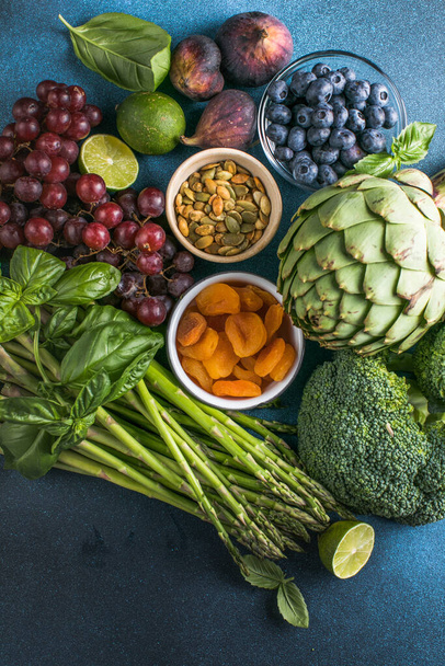 Varietà di frutta e verdura fresca cruda biologica. Alimenti salutari ricchi di vitamine proteiche, antiossidanti, antociani, fibre. - Foto, immagini