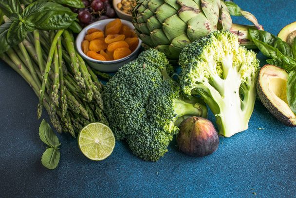 Varietà di frutta e verdura fresca cruda biologica. Alimenti salutari ricchi di vitamine proteiche, antiossidanti, antociani, fibre. - Foto, immagini