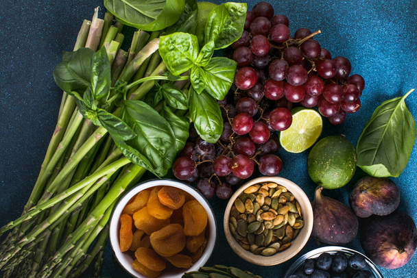 Verscheidenheid van verse rauwe biologische groenten en fruit. Gezondheidsvoedsel met een hoog eiwitgehalte, antioxidanten, anthocyanen, vezels. - Foto, afbeelding