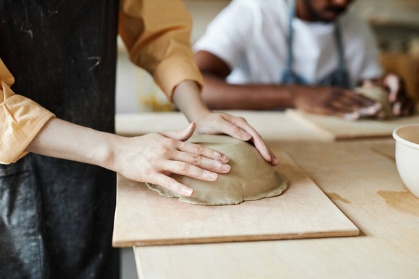 Gros plan de la jeune femme façonnant bol en céramique fait à la main dans un studio de poterie confortable, espace de copie - Photo, image