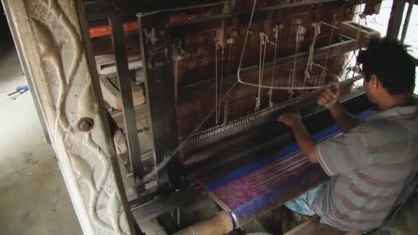 Man weeft traditionele doek met de oude loom in Tangail, Bangladesh. - Video