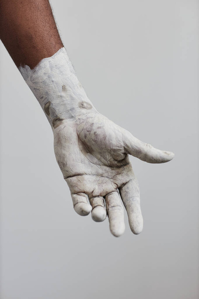 白いペンキで覆われる男性の手の縦のクローズアップ,最小 - 写真・画像