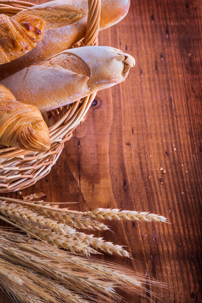 Baguettes and croissants in wicker basket - Foto, afbeelding