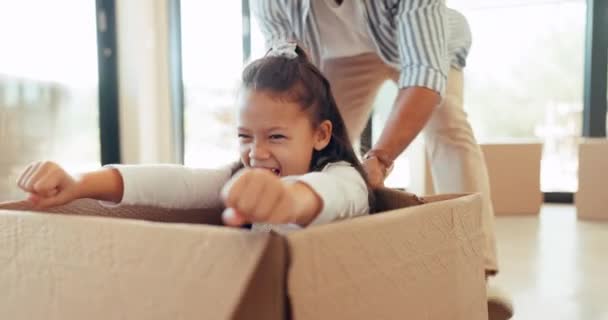 Glimlach, doos en spelen met familie in nieuw huis voor verhuizen, eigendom en games. Hypotheek, onroerend goed en liefde met ouders en kinderen in de woonkamer thuis voor feest, geluk en enthousiasme. - Video