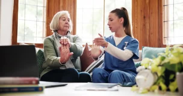 Φυσιοθεραπευτής, τεντώνει τα χέρια ή ηλικιωμένη γυναίκα στη φυσική θεραπεία για αρθρίτιδα ή μυϊκή άσκηση. Φυσιοθεραπεία, χειροπρακτική ή υγειονομική αποκατάσταση για έναν ηλικιωμένο πελάτη στο σπίτι. - Πλάνα, βίντεο