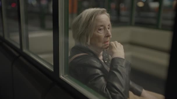 Λυπημένη ηλικιωμένη συνταξιούχος κυρία που έχει αρνητικά συναισθήματα σκέφτεται τρομακτικές σκέψεις - Πλάνα, βίντεο