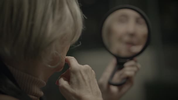 Droevige oude gepensioneerde dame met negatieve emoties denkend aan angstige gedachten - Video