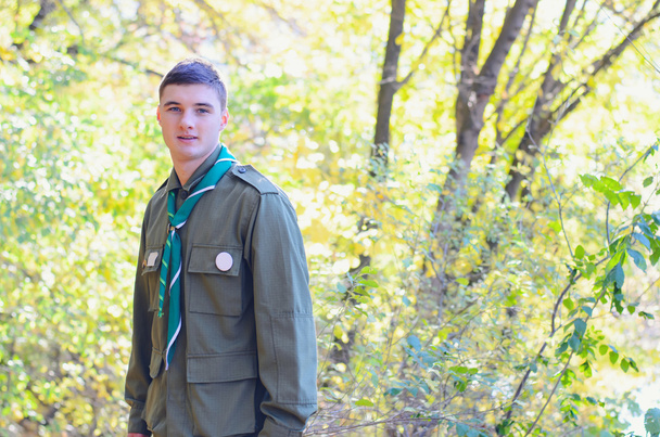 Ritratto di boy scout nella foresta nel giorno del sole
 - Foto, immagini