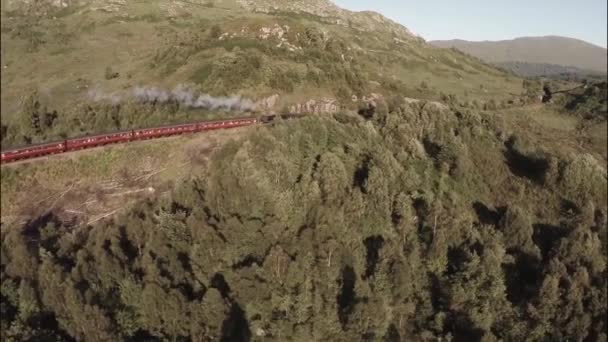 スコットランドの高地で風景を見事な通過ジャコバイト蒸気機関車の空中ショット - 映像、動画