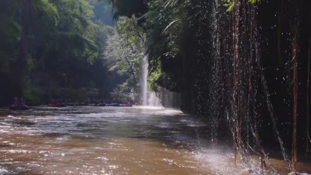 Wodospad Thi Lor Jor, tęczowy wodospad na rzece Mae Klong w Umphang, Tak, Tajlandia - Materiał filmowy, wideo