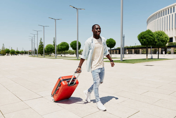 Mies mies komea muoti katu laukku valkoihoinen matka matkalaukku kaveri turisti aurinkolasit liikemies trendikäs tausta elämäntapa nuori loma houkutteleva kävely moderni lentokenttä matkustaja - Valokuva, kuva