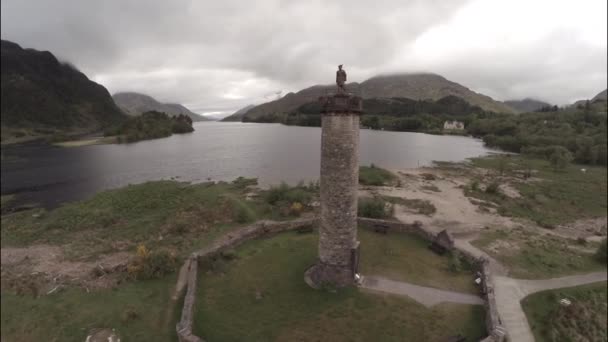 Zdjęcia lotnicze z pomnik Glenfinnan w szkockich Highlands - Materiał filmowy, wideo