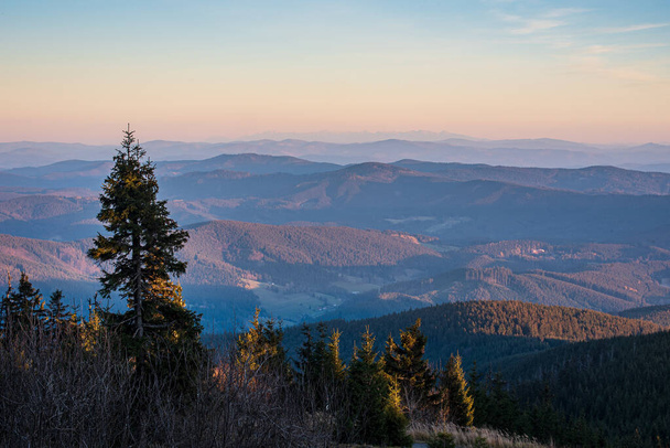 Vista dalla collina Lysa hora in Moravskoslezske montagne Beskydy nella Repubblica Ceca durante il tramonto autunnale - Foto, immagini