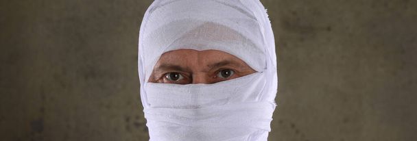  egy fehér kötésű múmia portréja - Fotó, kép