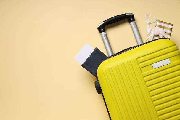 Una maleta con pasaporte y billetes - Foto, imagen