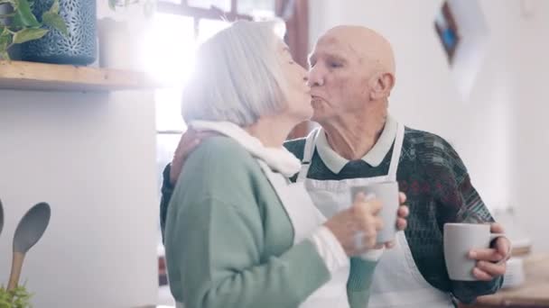 Vanhempi pari, suudelma tai kahvi viestinnässä keittiössä, rakkaudessa tai hoidossa eläkkeellä. Vanhukset mies, nainen ja avioliitto espresso aamulla, rentoutua yhdessä ja rauhallinen, rauhaa ja keskustelua talossa. - Materiaali, video