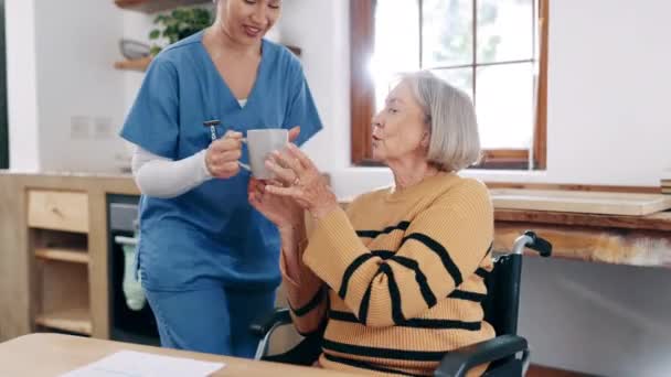 Femme, infirmière et café dans les soins aux personnes âgées pour le soutien, la confiance ou le service à la vieillesse ou la maison de retraite. Médecin ou soignante qui donne du thé, une tasse ou une boisson à une personne âgée ou handicapée. - Séquence, vidéo