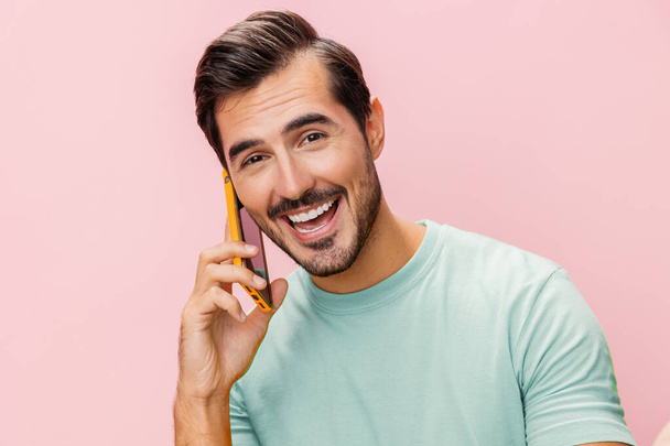 Трейдер мужчина розовая улыбка студент счастливый блог успех киберпространства студия смартфон держа образ жизни фон мобильного телефона связи бизнес-сообщение портрет - Фото, изображение