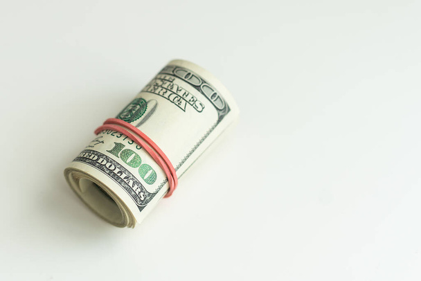 Rolo de dinheiro isolado em fundo branco. Foto de alta qualidade - Foto, Imagem