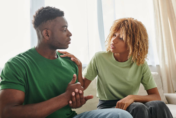 musta mies osoittaa apua ele samalla kommunikoida huolissaan tyttöystävä ja viittomakielen - Valokuva, kuva