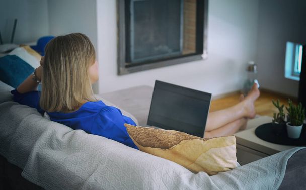 Freelancer mulher com laptop trabalha em casa. - Foto, Imagem
