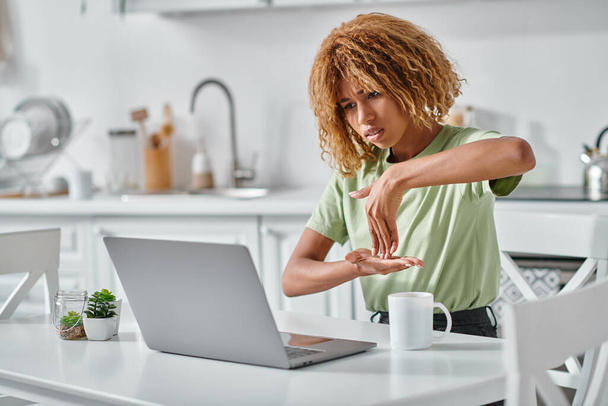 сфокусированная африканская американка в брекетах, использующая язык жестов во время видеозвонка на ноутбуке, подключение - Фото, изображение