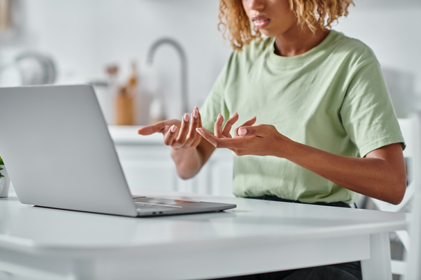 mujer afroamericana recortada en frenillos usando lenguaje de señas durante el chat de vídeo en el ordenador portátil, conexión - Foto, imagen