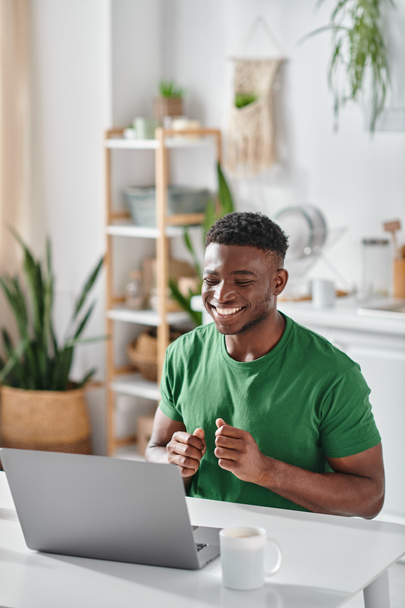Afrykański Amerykanin uśmiecha się podczas rozmowy wideo na laptopie w domu - Zdjęcie, obraz