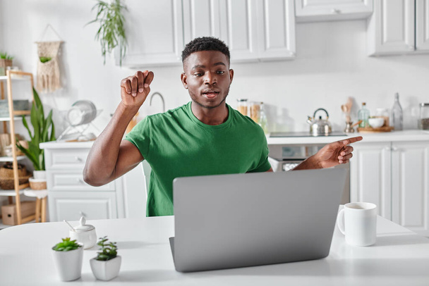 głuchy afrykański freelancer za pomocą języka migowego podczas rozmowy wideo na laptopie w domu, wyjaśnić - Zdjęcie, obraz