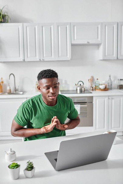 sordo afroamericano freelancer utilizando lenguaje de señas para la comunicación durante la videollamada en el ordenador portátil - Foto, Imagen
