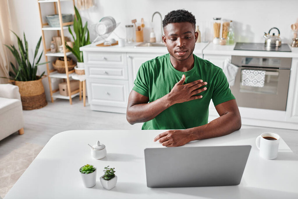 афроамериканський чоловік у зеленій футболці використовує мову жестів для онлайн-спілкування, жест руки - Фото, зображення