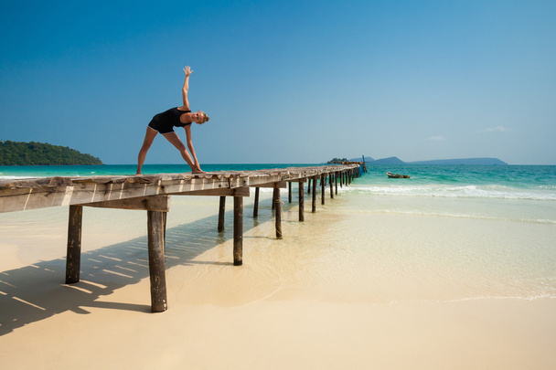 Sommer-Yoga-Sitzung auf wunderschöner tropischer Insel - Foto, Bild