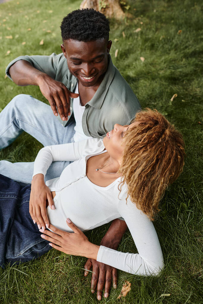 top view boldog afro-amerikai férfi használja jelnyelv kommunikáció barátnője a parkban - Fotó, kép