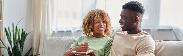 conversa acolhedora de casal afro-americano feliz usando linguagem de sinais para a comunicação, banner - Foto, Imagem