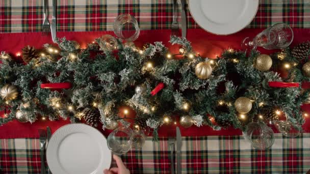 A család elkészíti az asztalt a karácsonyi vacsorára. .  - Felvétel, videó
